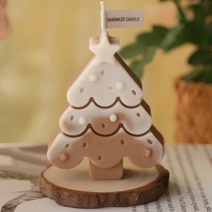 Christmas tree-shaped candle in silicone mold with soy wax and cotton wick measuring 4.5x4.5x10cm