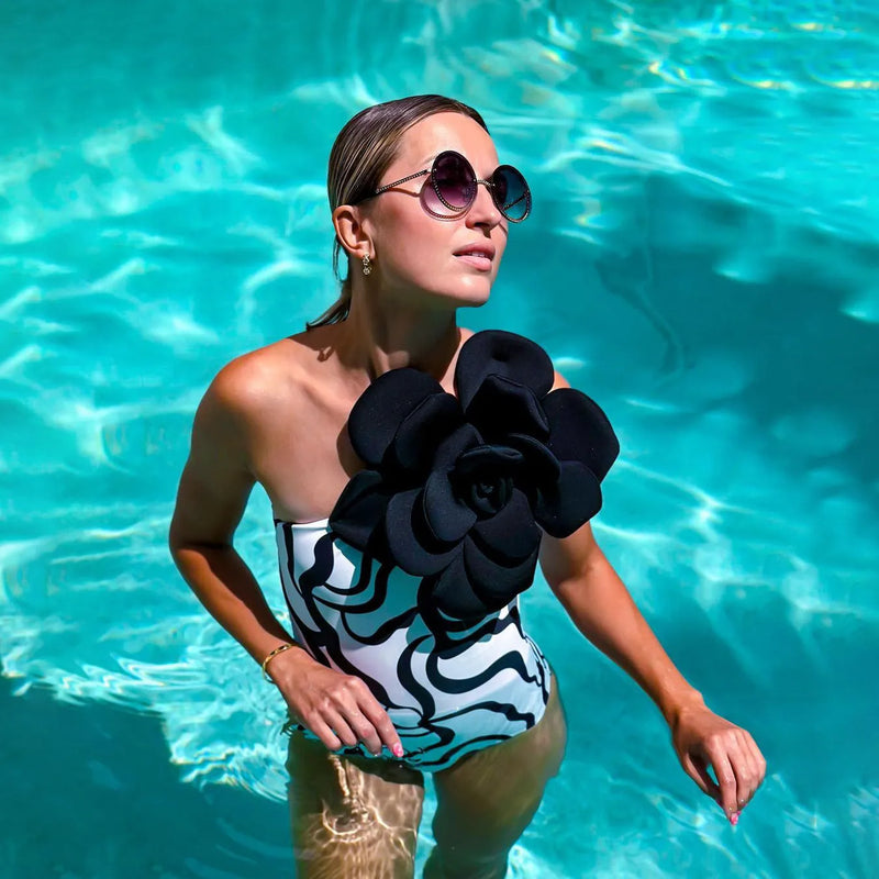 One-piece swimsuit for women, European and American style tight solid colour sexy three-dimensional flower print, made from nylon and polyester fabric, in sizes S M L XL free size, suitable for swimming and wading.