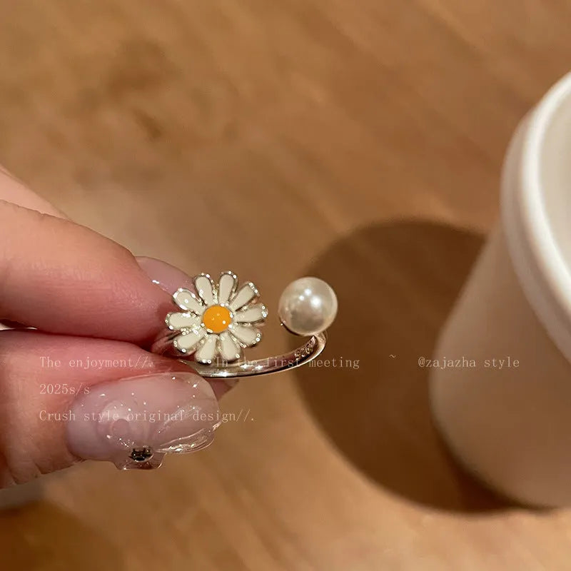 Women's copper opening sweet twin ring set showing little daisy pearl and little daisy ring designs