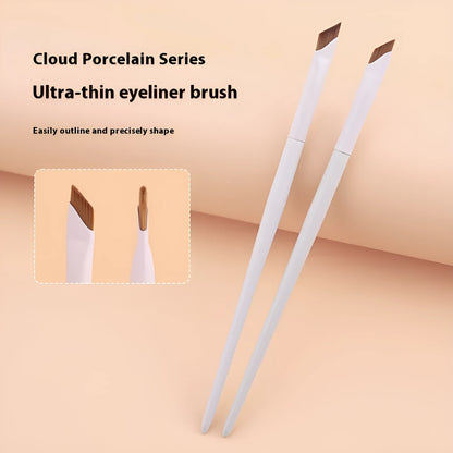 Bevel Fine ultra-thin 0.6mm flat blade eyeliner brush in cloud porcelain colour