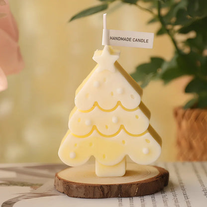 Christmas tree-shaped candle in silicone mold with soy wax and cotton wick measuring 4.5x4.5x10cm