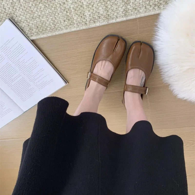 Split-toe pig trotter shoes for women in black with microfiber upper, soft sole and low 1-3cm heel
