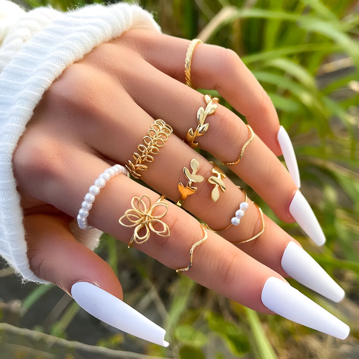 Gold openwork flower pattern ring set with electroplated glossy finish