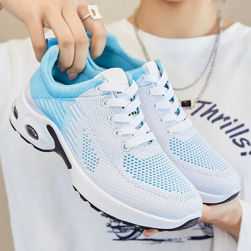 Women's casual running shoes in Flyknit material with mesh lining and round toe design