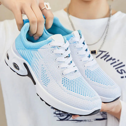 Women's casual running shoes in Flyknit material with mesh lining and round toe design