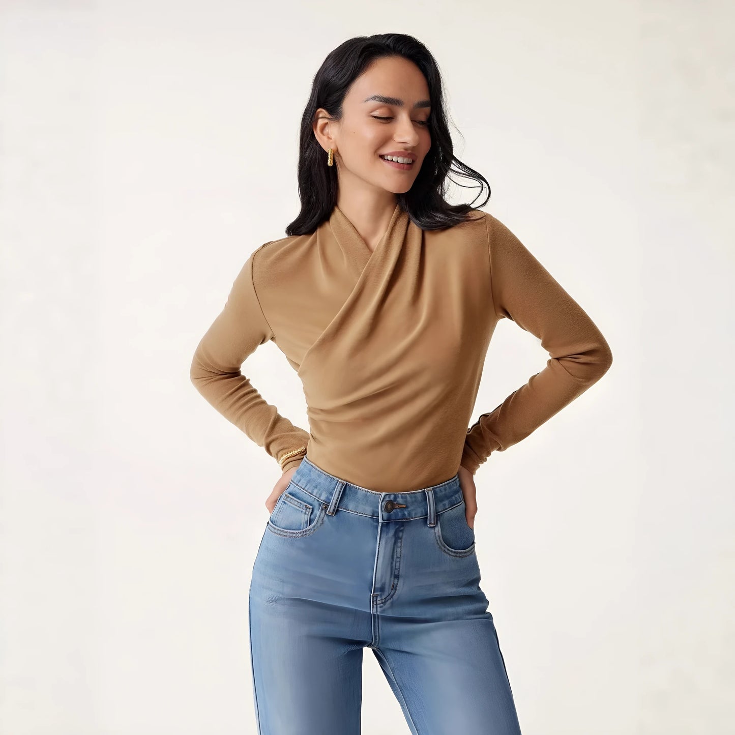 Camel-coloured slim fit women's pullover sweater with long sleeves