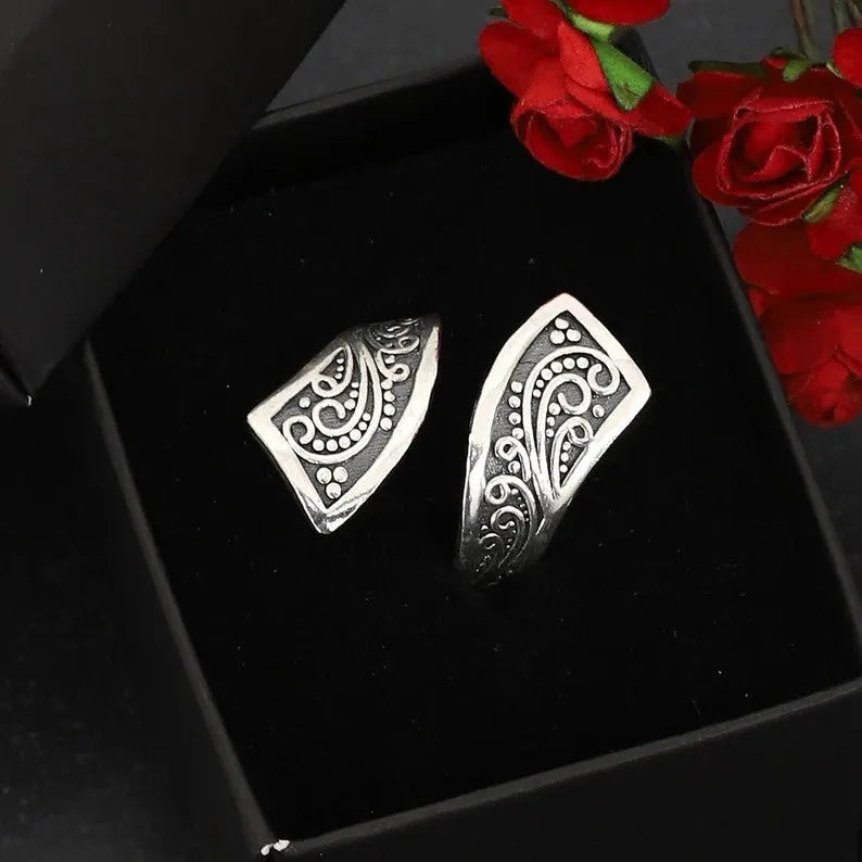 Adjustable opening silver alloy ring with retro minimalist design for women