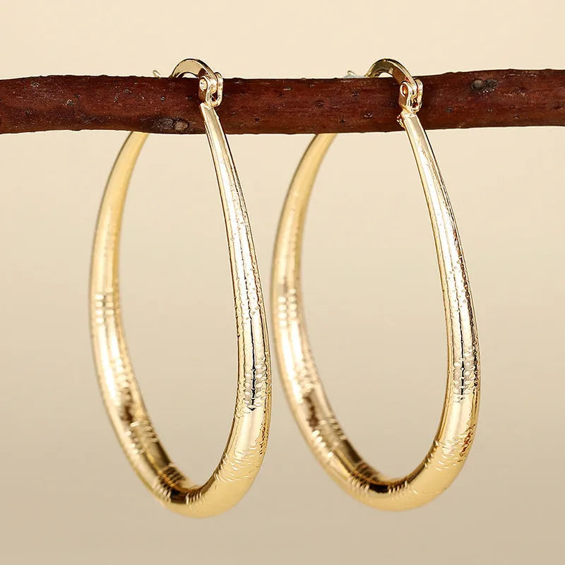 Geometric ring design ear clips for women with drop-shaped copper construction and electroplated finish