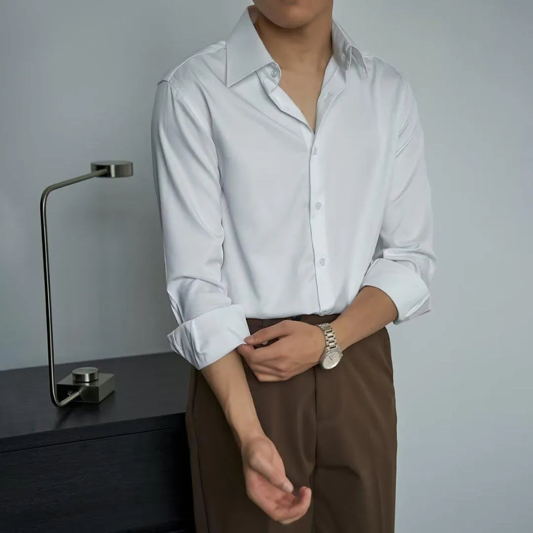 Man wearing a black Korean-style loose long sleeve shirt, a Japanese retro cardigan.