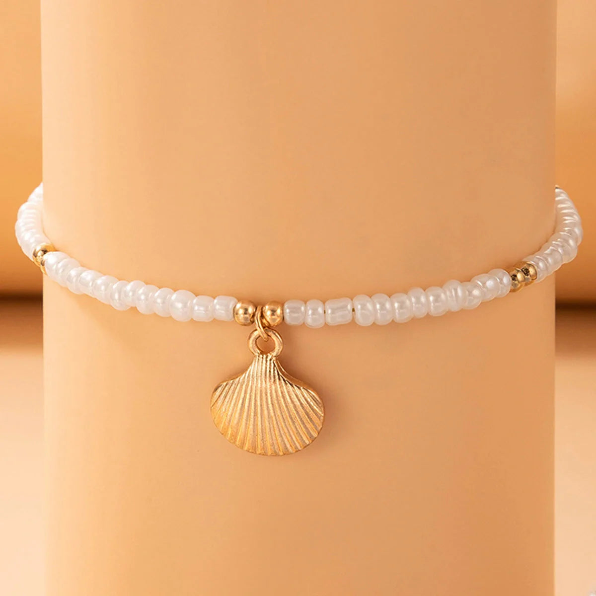 Adjustable bohemian-style shell anklet with conch detail for summer wear