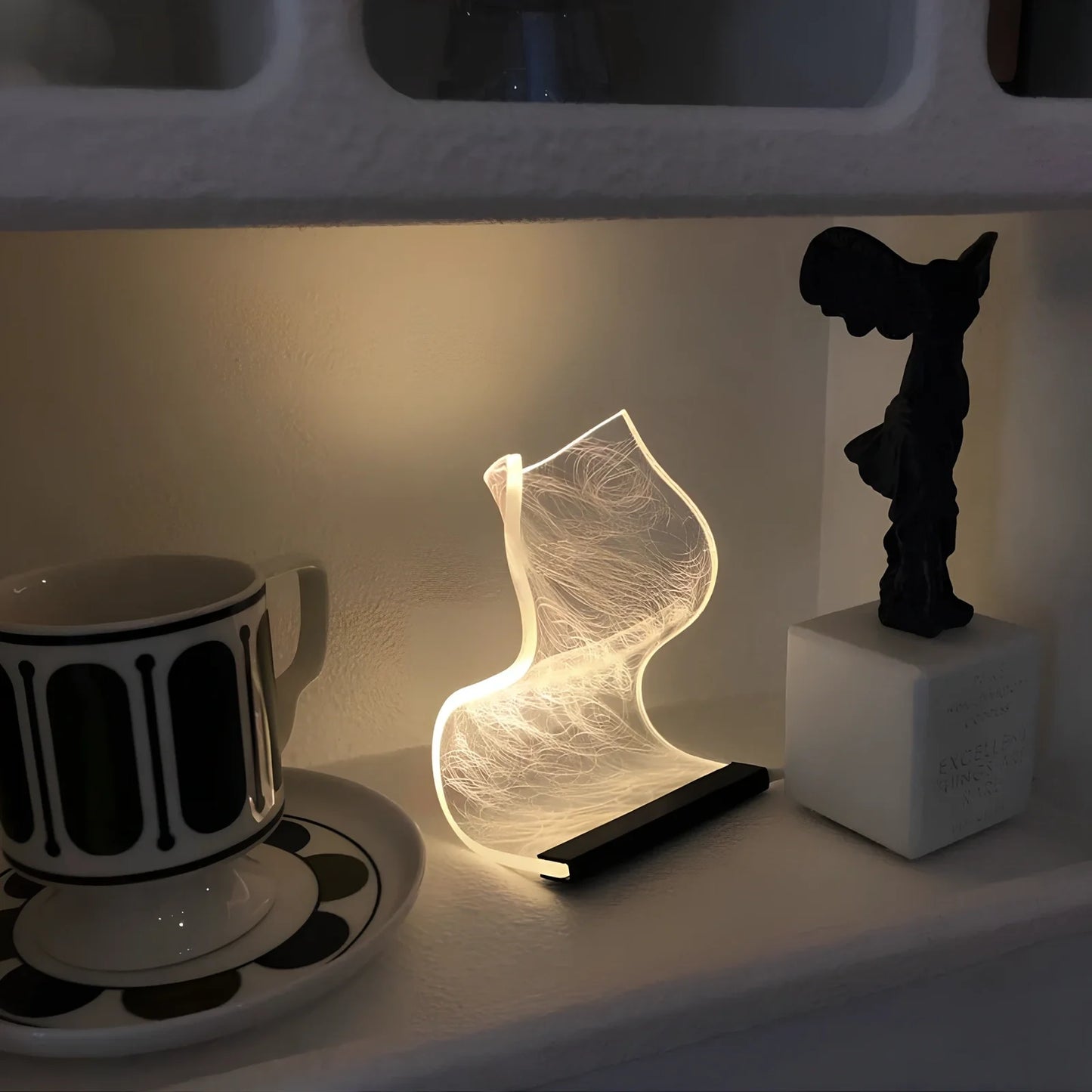USB-powered bedside lamp with three colour settings and compact design