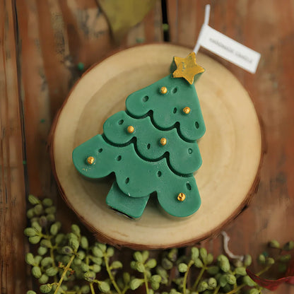 Christmas tree-shaped candle in silicone mold with soy wax and cotton wick measuring 4.5x4.5x10cm