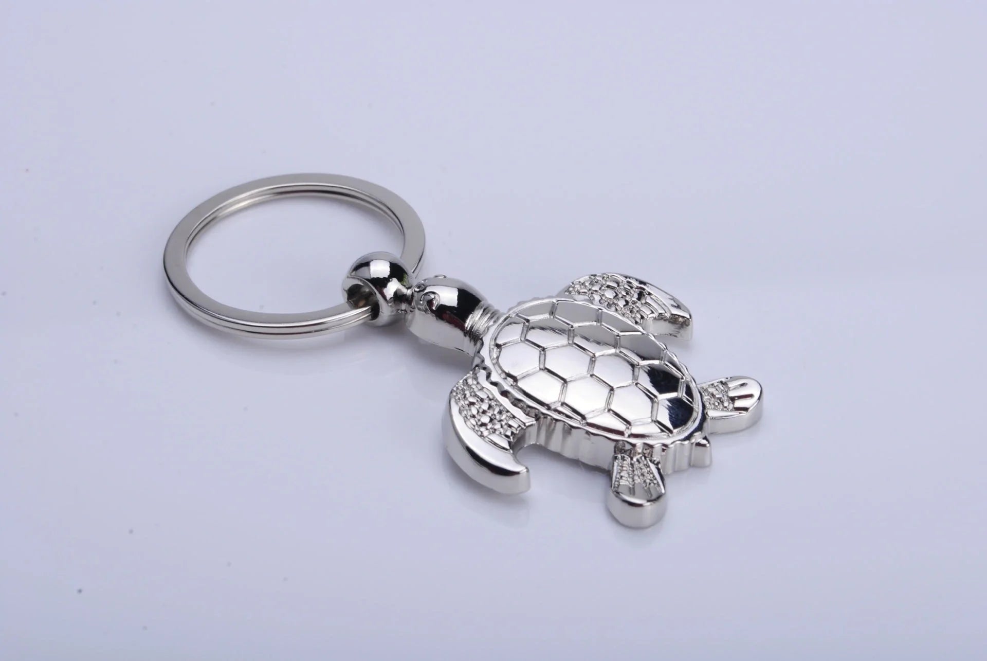 Stylish animal pendant keychain in silver, made from durable zinc alloy.