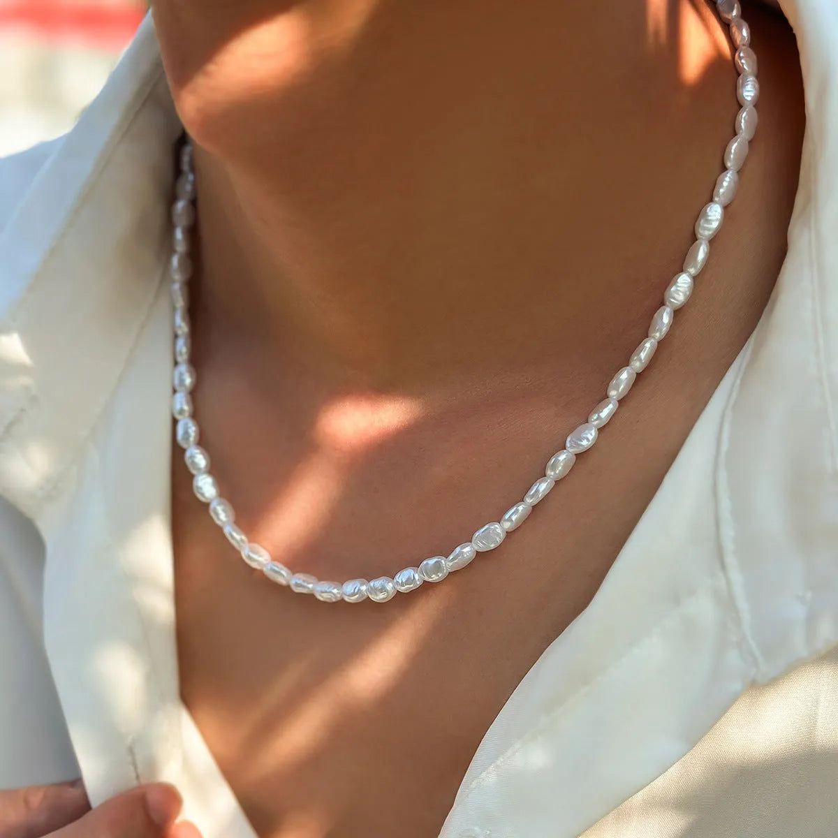 White U-shaped imitation pearl necklace for men with mother pearl pendant on adjustable 41-50cm chain