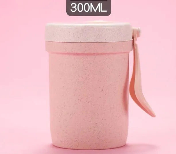 Square wheat straw lunch box with lock seal in blue, beige, or pink colours.