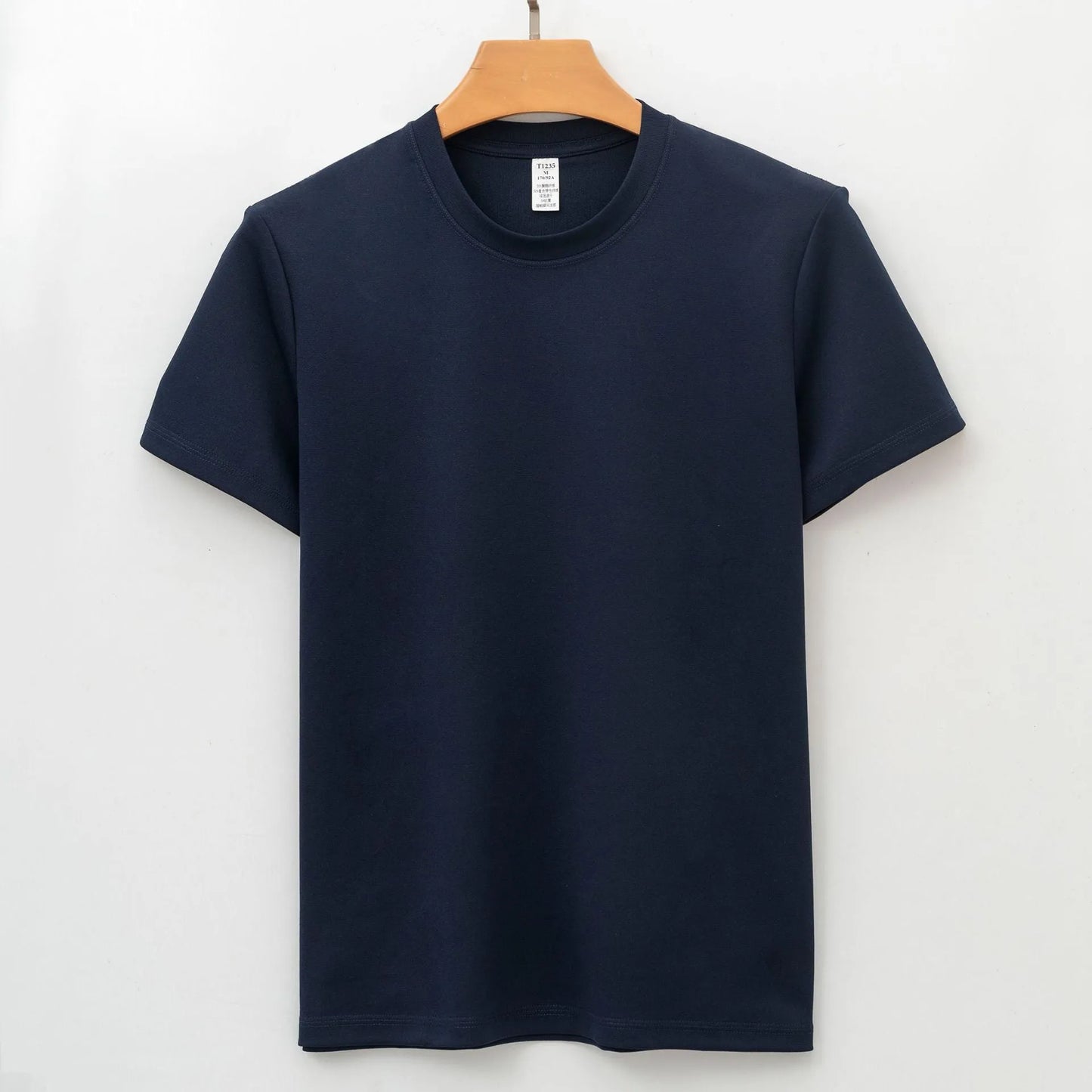 Short sleeves solid colour T-shirt with straight cut and non-iron fabric.