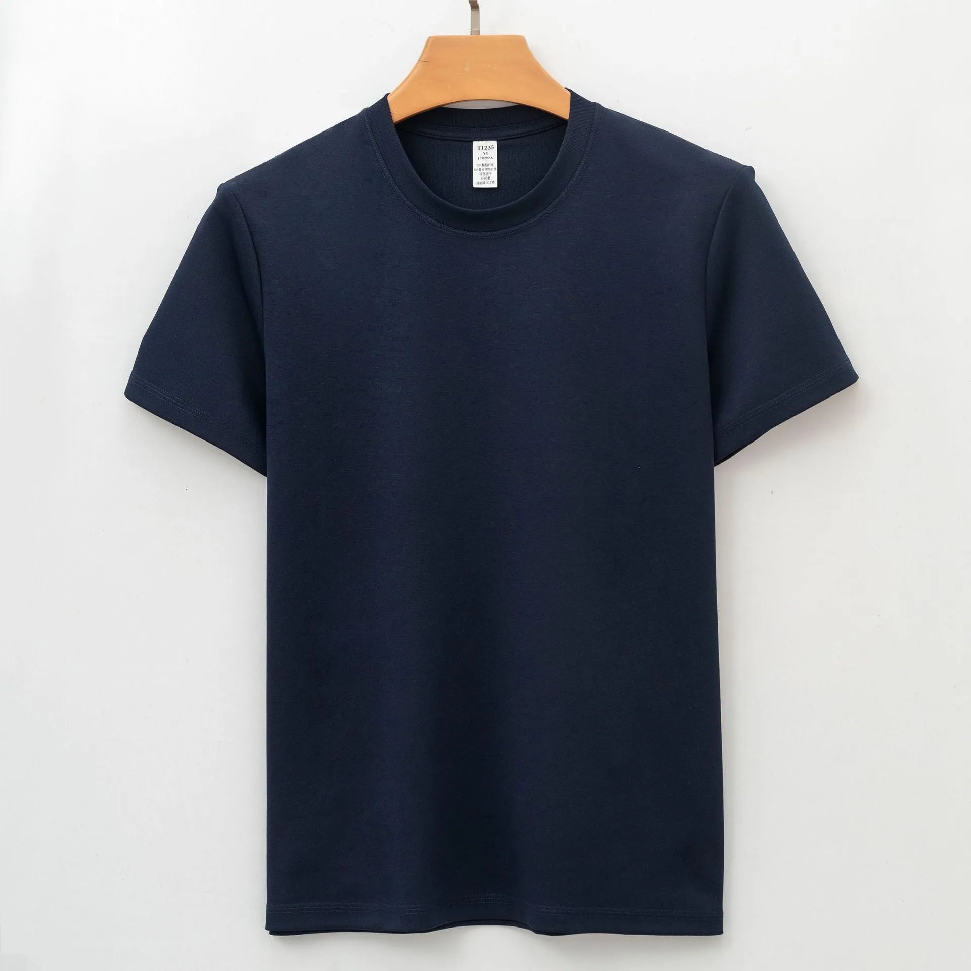 Short sleeves solid colour T-shirt with straight cut and non-iron fabric.