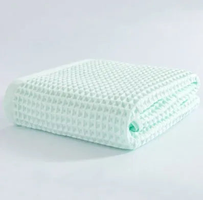 Large light-coloured cotton bath towel with a textured surface, measuring 140 by 70 centimetres.
