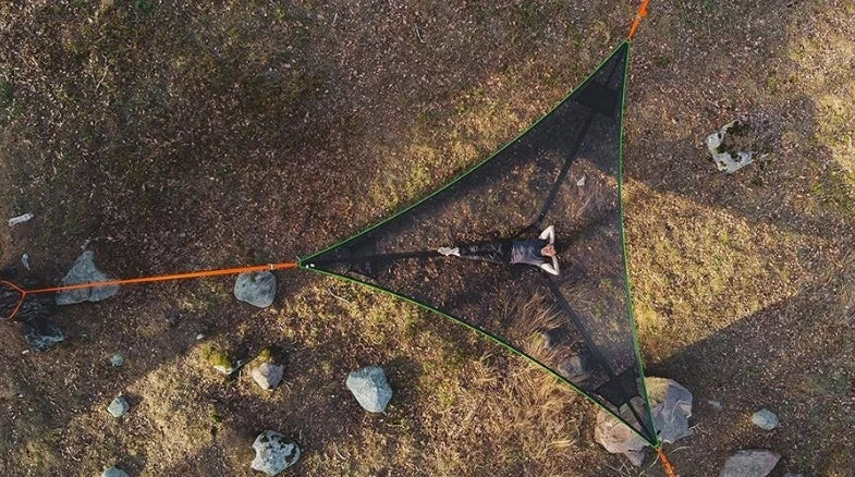 Versatile 3-person outdoor hammock with innovative 3-point anchor system for maximum comfort and stability