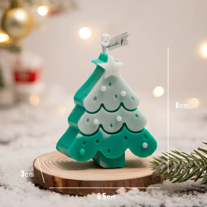 Christmas tree-shaped candle in silicone mold with soy wax and cotton wick measuring 4.5x4.5x10cm
