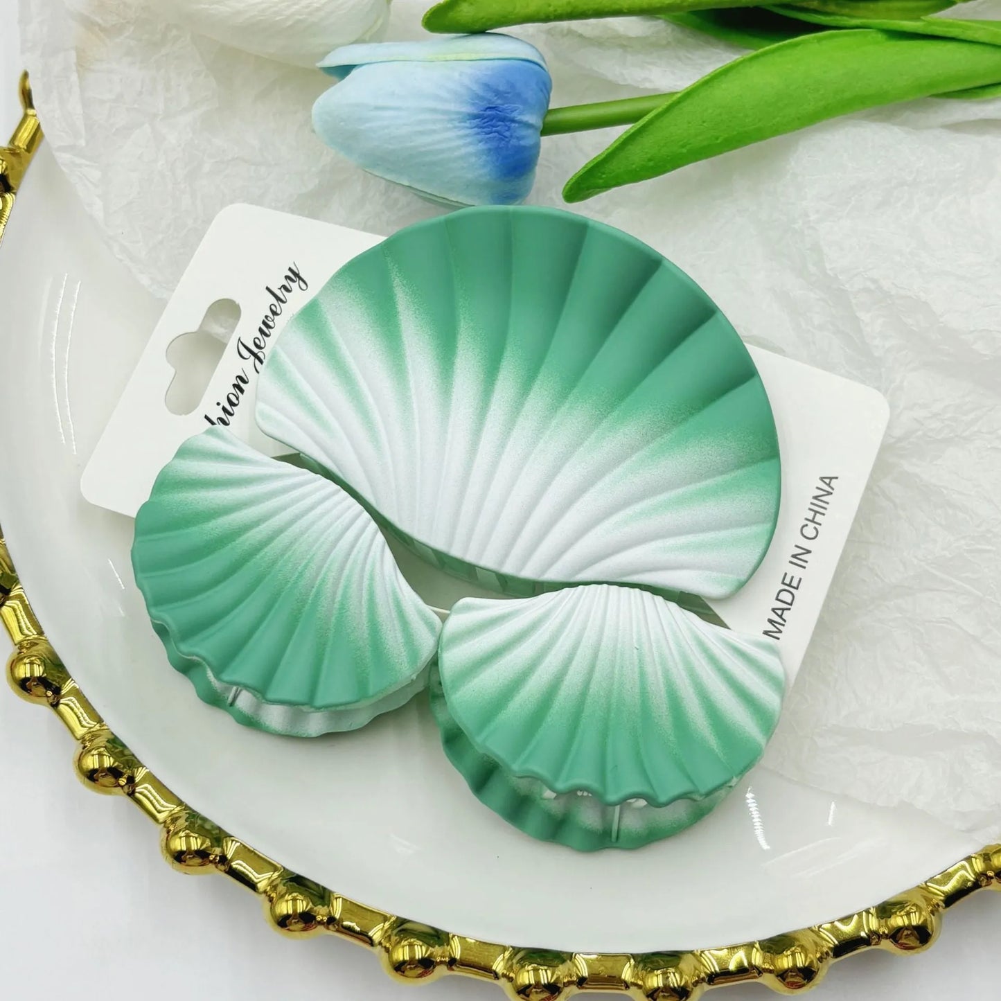 Gradient frosted plastic hair clip set in three pieces with shell decoration