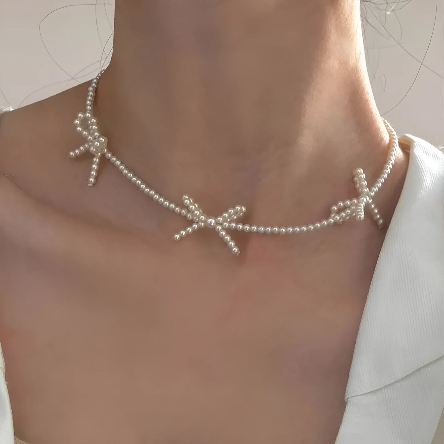 White bow pearl necklace for women with adjustable 31-40cm length and geometric design
