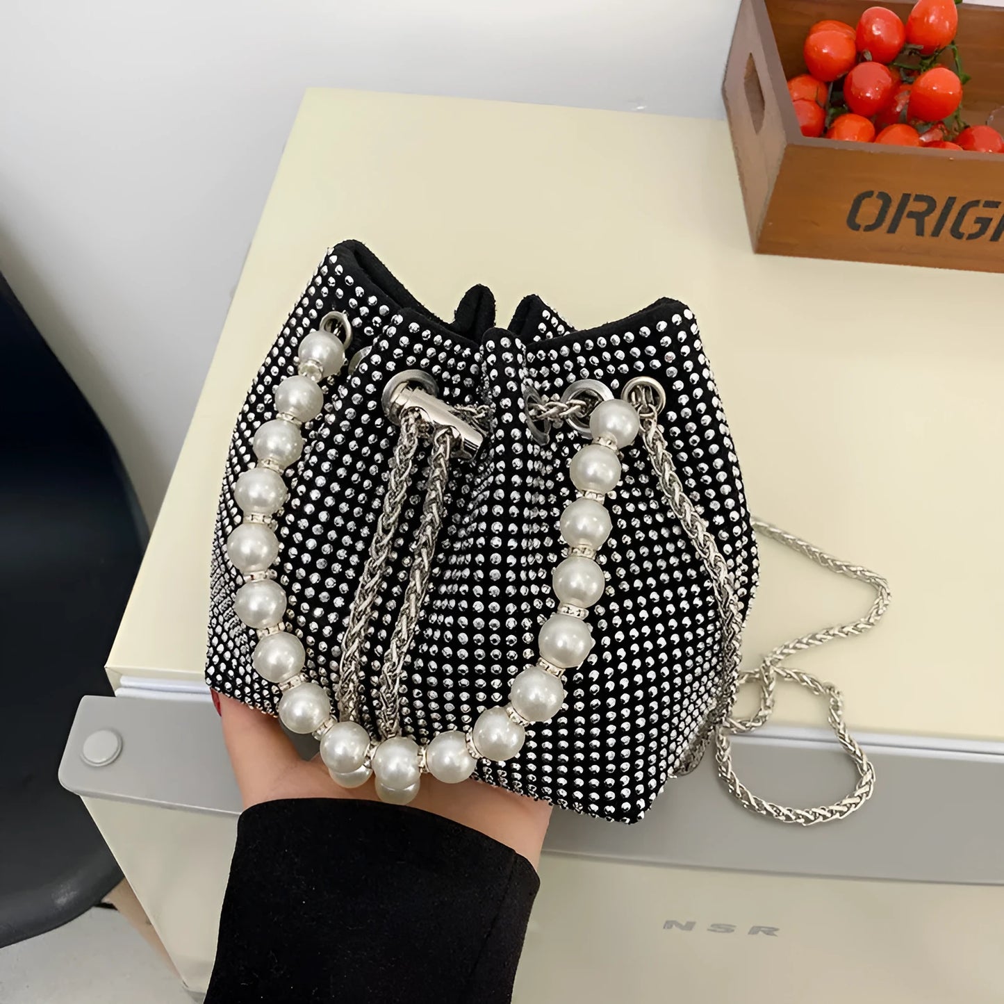 Diamond-patterned soft PU shoulder bag with detachable chain strap in bucket shape with internal organisers