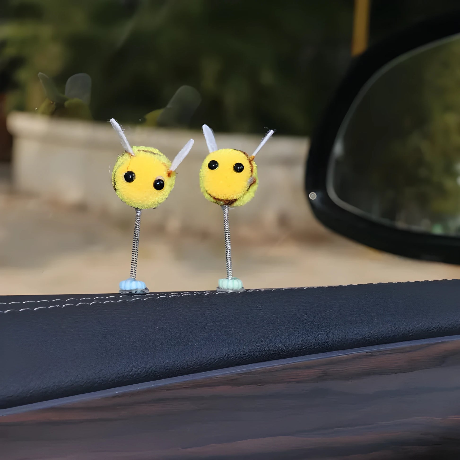 Swing Spring Bee cartoon fur ball car decoration measuring 3cm by 3cm