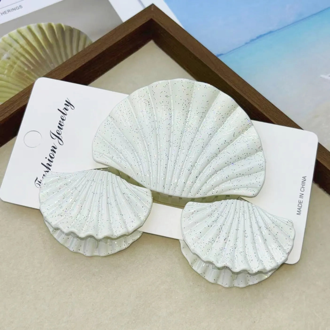 Gradient frosted plastic hair clip set in three pieces with shell decoration