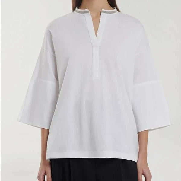Chic bead chain split hem white T-shirt with a loose fit and drop sleeves for comfortable and stylish summer wear