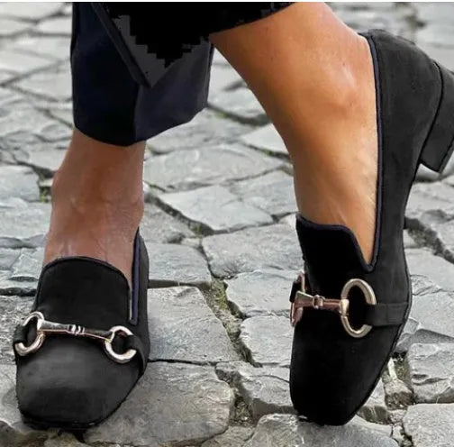 Women's flat-bottom loafers with metal fastener in suede: available in sizes 34-43 with low 1-3cm heel and rubber sole for day-long wear