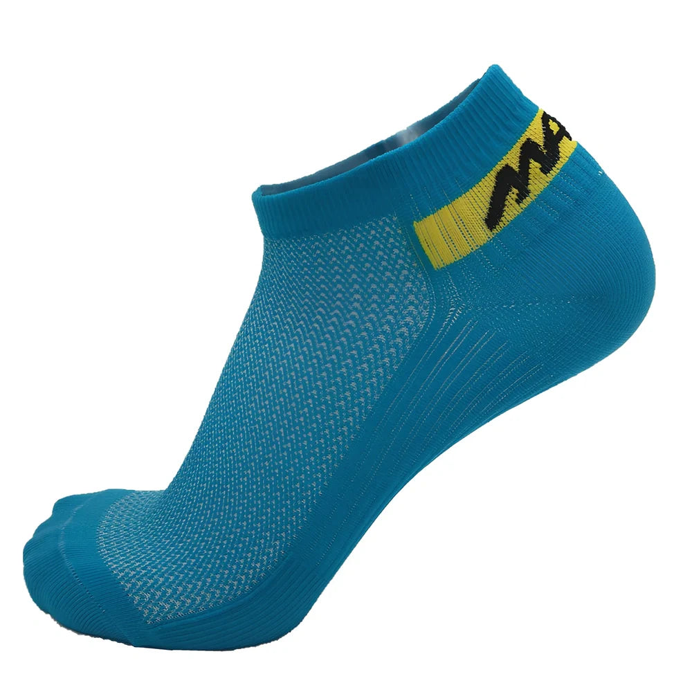 Breathable black cotton sport socks for cycling, size L fitting 34-44, short boat style on white background