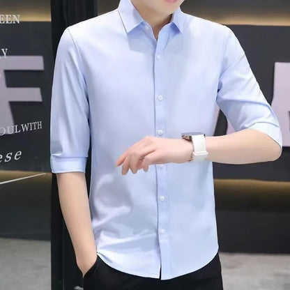 Man wearing a light blue linen-silk blend half-sleeve shirt with 3/4 sleeves in a loose slim-fit.