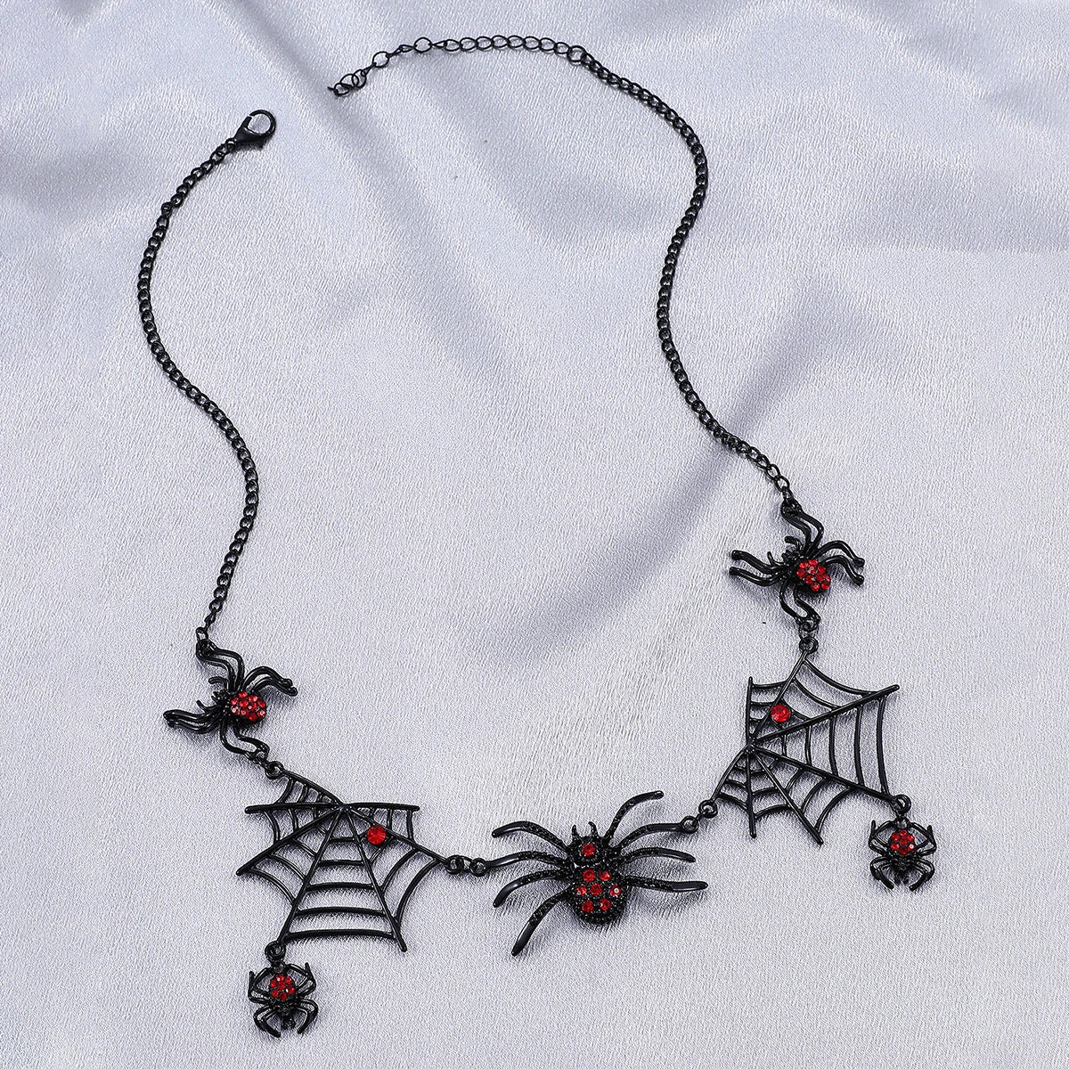 Fashionable Halloween spider and spider web necklace made of high-quality alloy with an electroplated finish