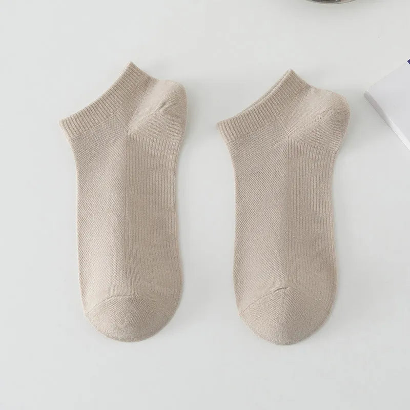 A pair of solid colour low-cut boat socks for men made from breathable polyester.