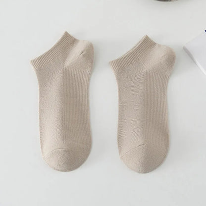 A pair of solid colour low-cut boat socks for men made from breathable polyester.