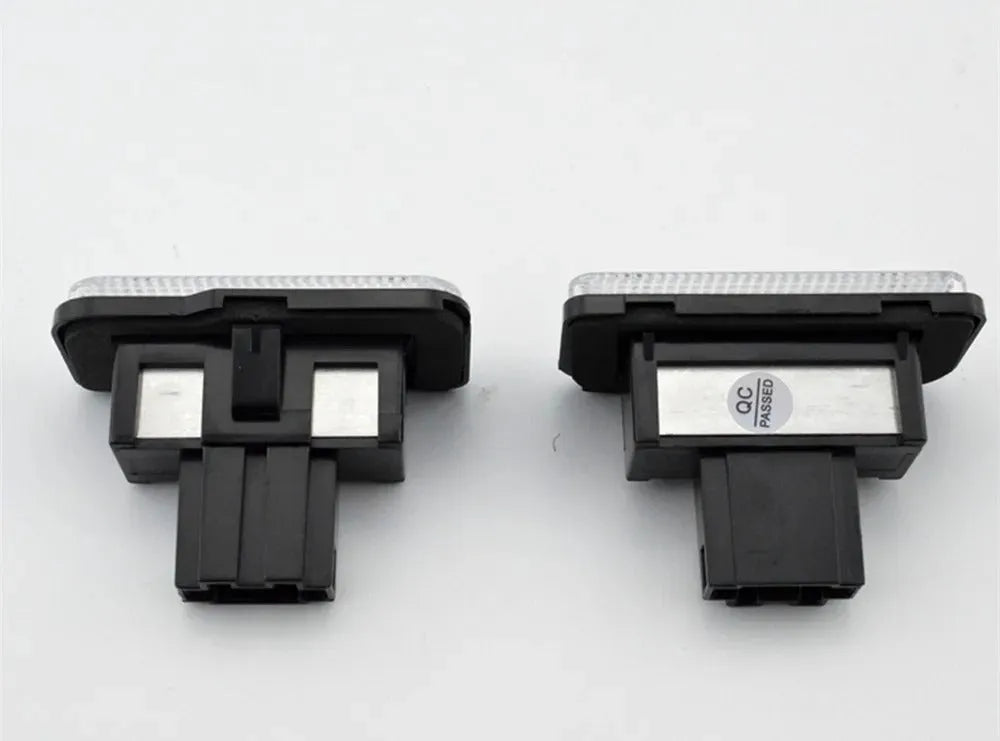 Mercedes Benz LED licence plate light for W203 W211 W219 R171 models showing 18 SMD LEDs