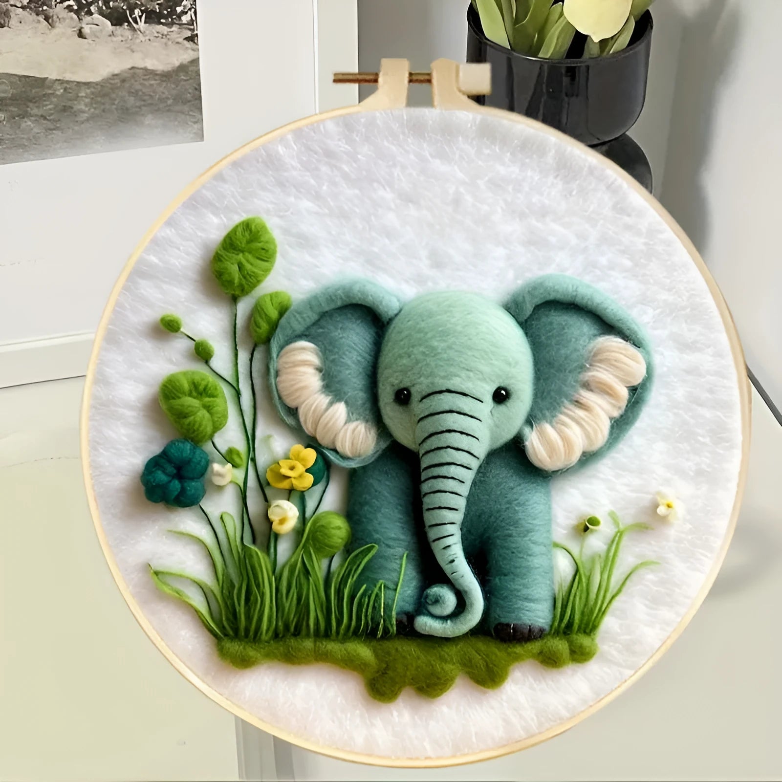 Round three-dimensional embroidery kit with linen fabric, wool felt pieces, and embroidery frame for 20x20 cm blanket painting