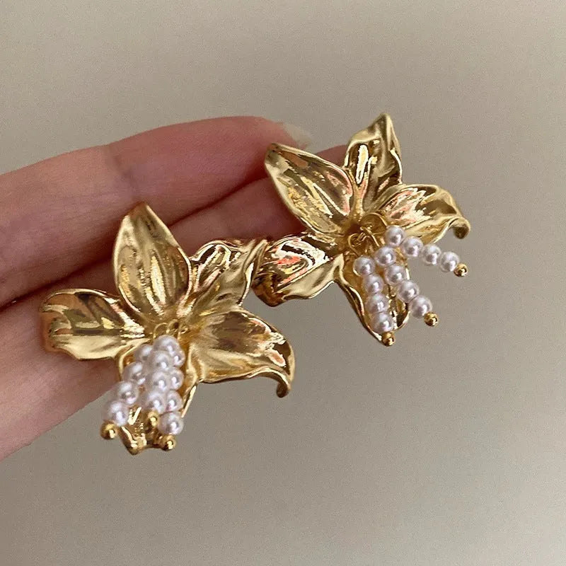 Gold H1795 metal earrings with exaggerated flower shape design and pearl elements for women
