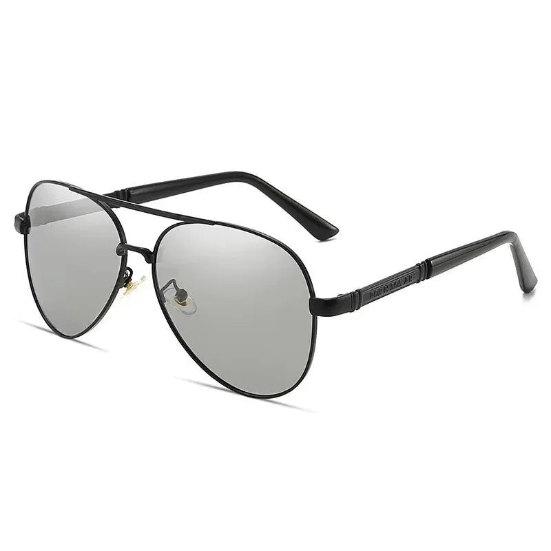 Men's polarised sunglasses with metal frame and adjustable nose pads in gold and black colour