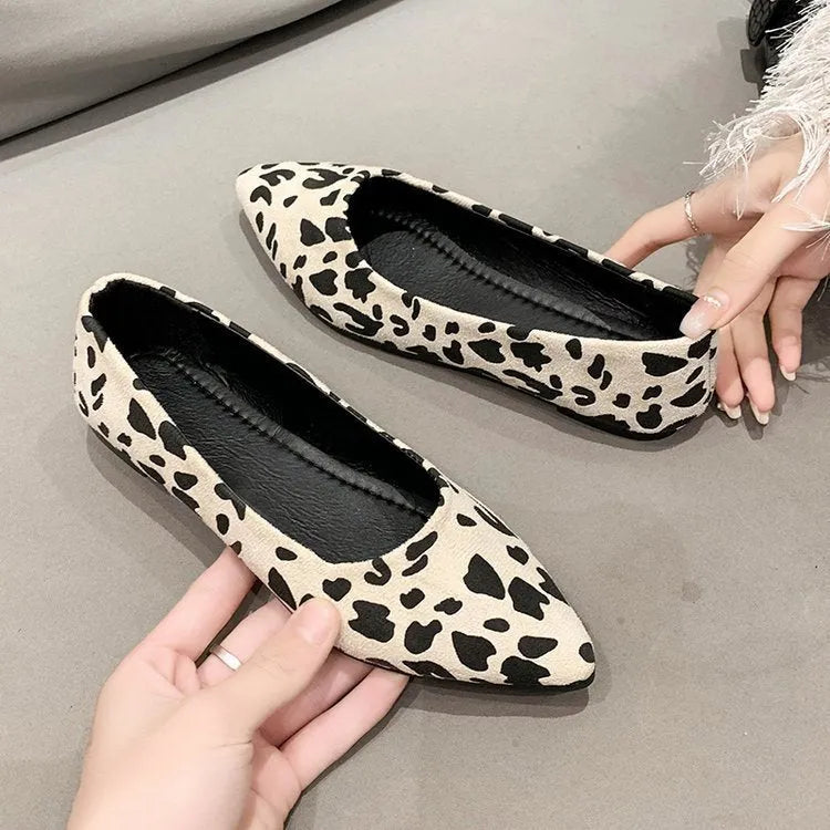 Women's leopard print flat pumps with pointed toe and low flat heel on cotton cloth upper