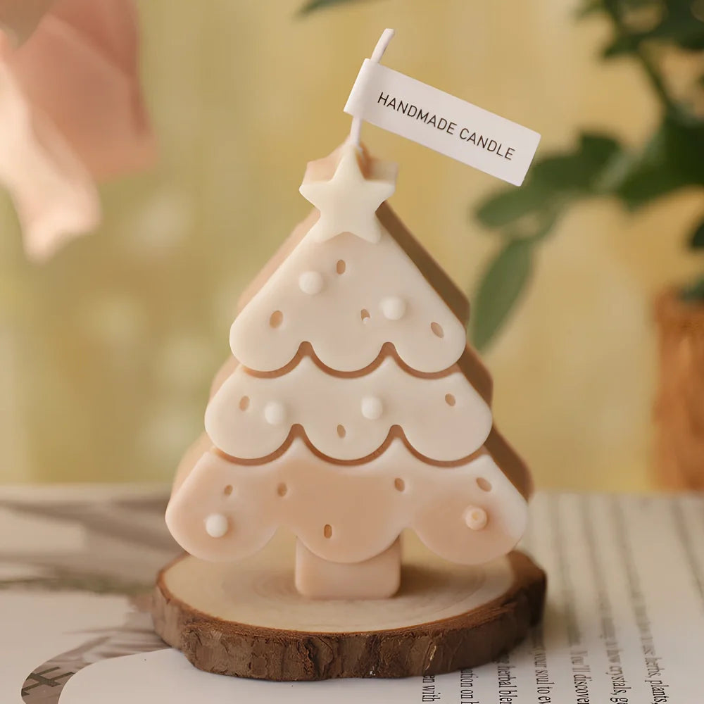 Christmas tree-shaped candle in silicone mold with soy wax and cotton wick measuring 4.5x4.5x10cm