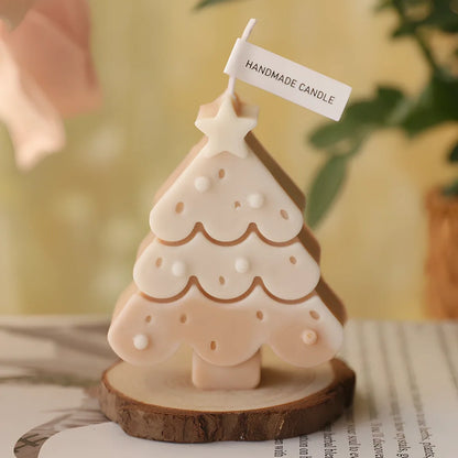 Christmas tree-shaped candle in silicone mold with soy wax and cotton wick measuring 4.5x4.5x10cm