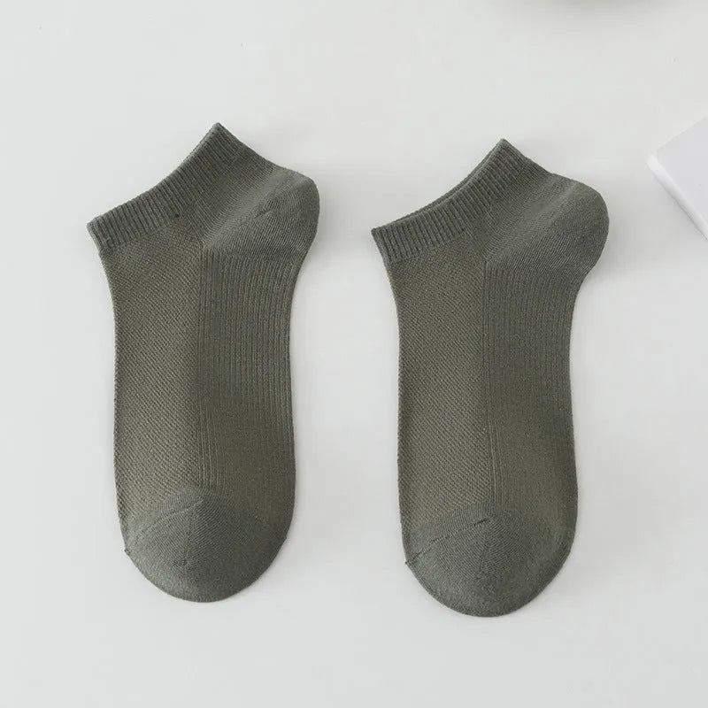 A pair of solid colour low-cut boat socks for men made from breathable polyester.