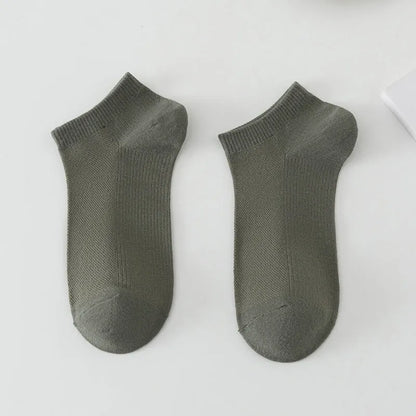A pair of solid colour low-cut boat socks for men made from breathable polyester.