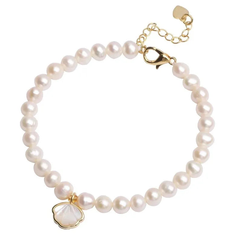 Freshwater pearl bracelet with fan-shaped pearl arrangement and alloy components