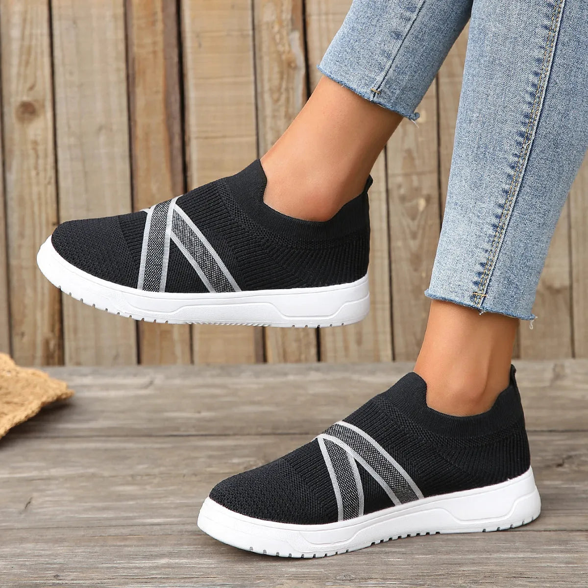 Black women's casual mesh shoes with flyknit upper and rubber sole