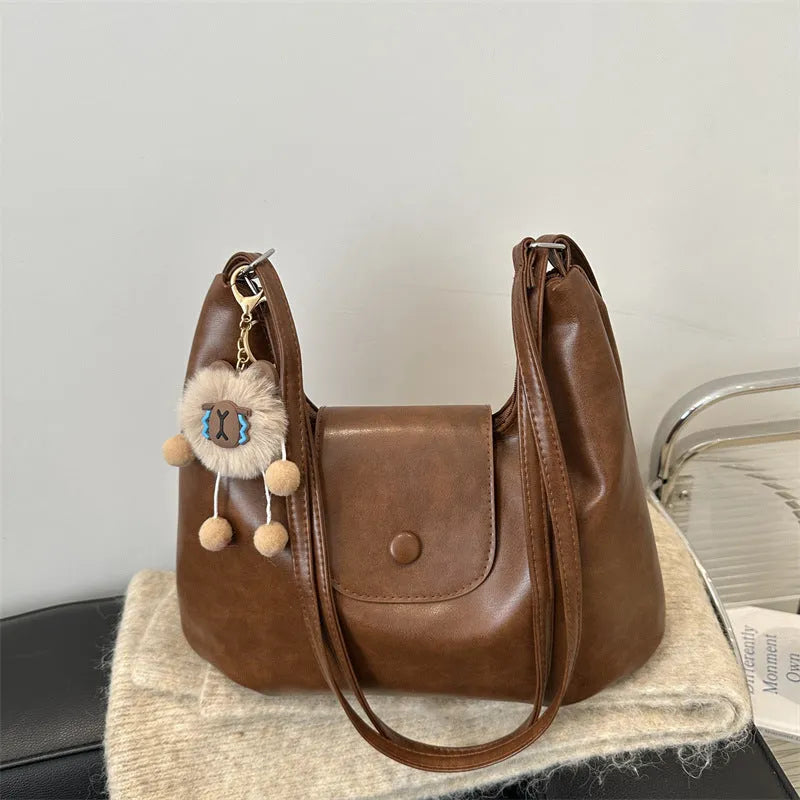 Women's leather shoulder bag with single strap and horizontal square shape in black colour