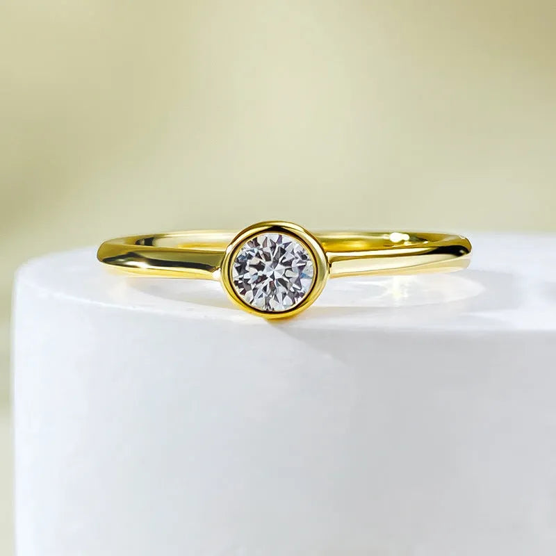 Minimalist crown-shaped silver ring in Korean style with linear design, shown in gold or platinum finish.