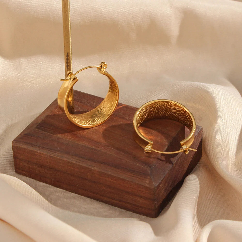 Stylish geometric gradient gold earrings for women, perfect for any occasion.